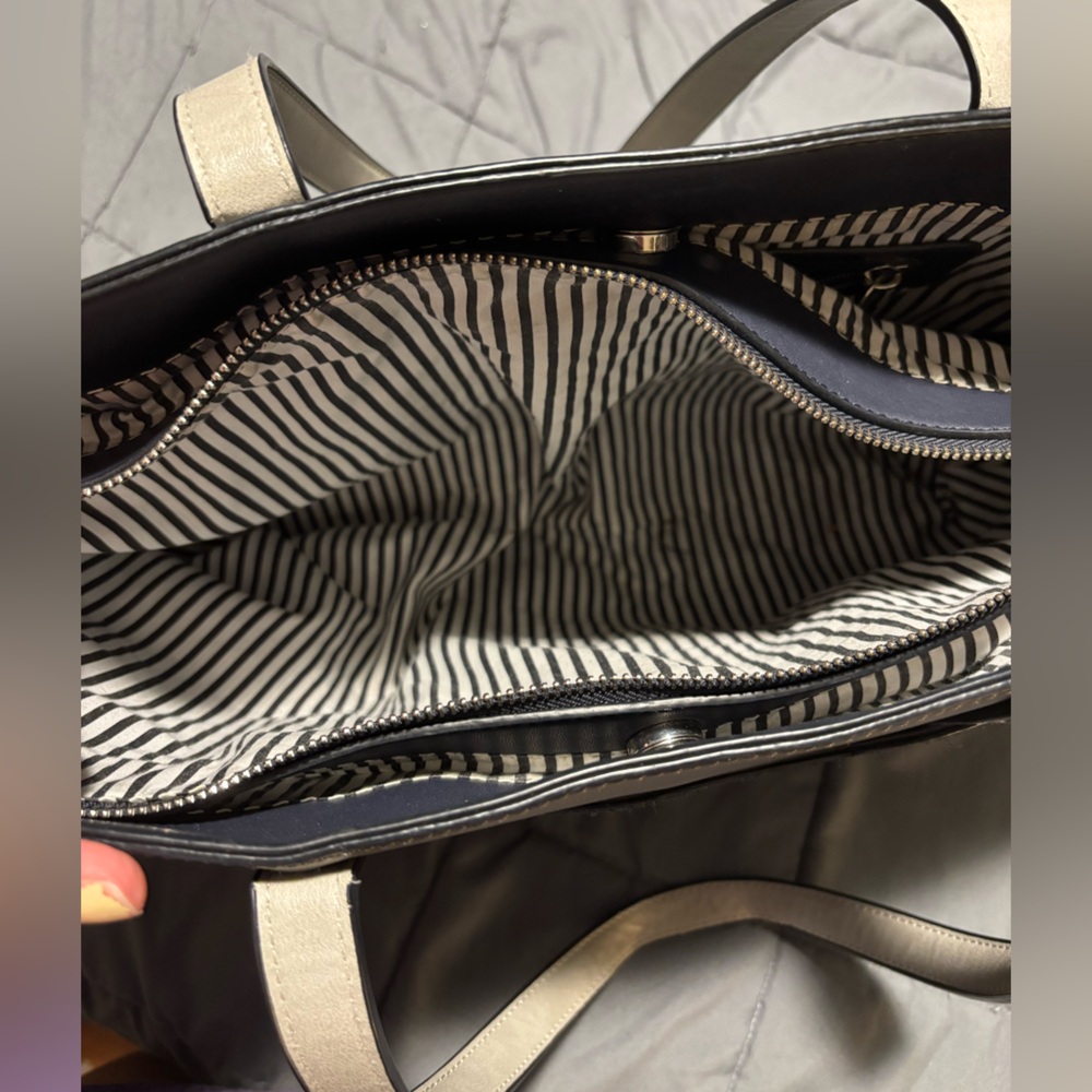 LILY & IVY Gray Leather Tote Bag with Navy Suede Front Pocket - Picture 8 of 9